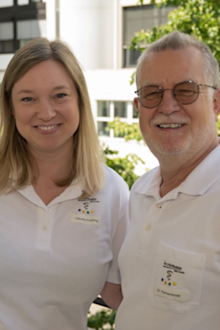 Dr. med. Hans-Heinrich Kleinschmidt mit seiner Nachfolgerin Frau Claudia Fröhling